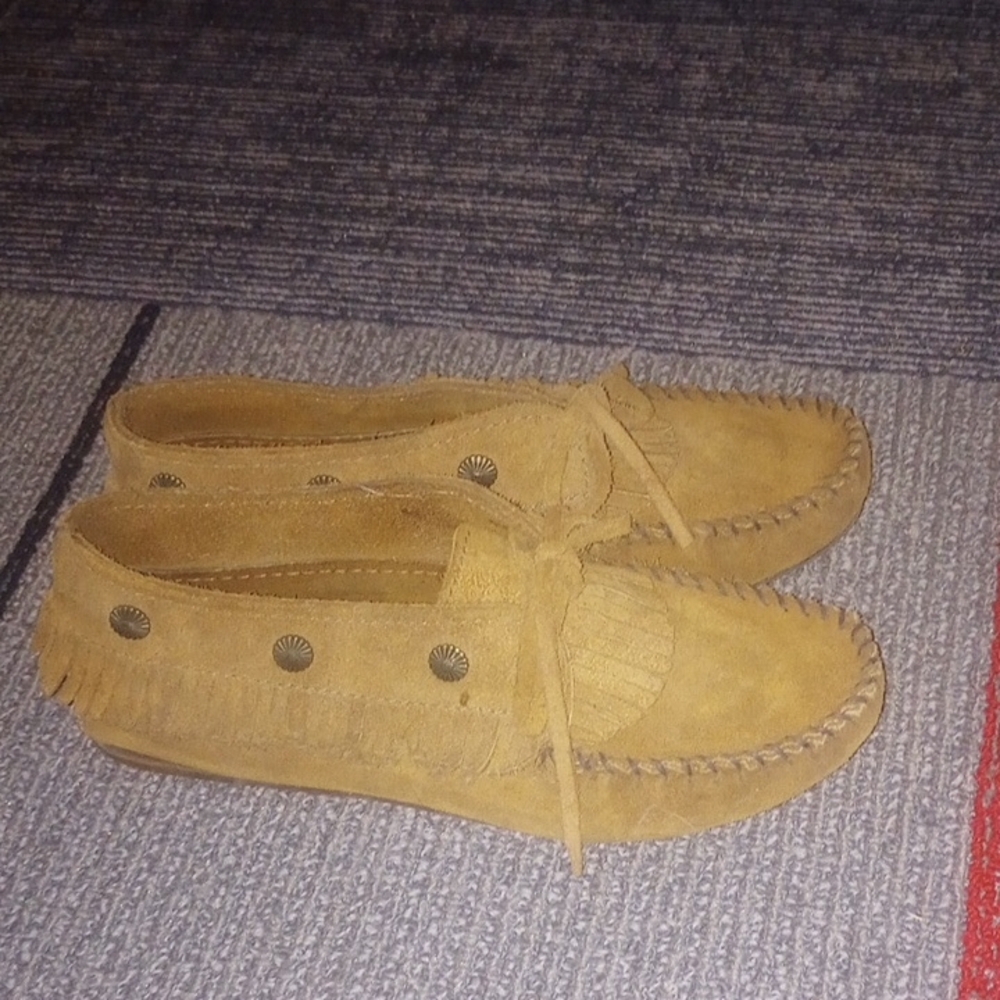 Minnetonka Women's Tan Suede Loafers